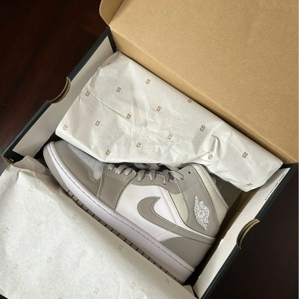 Nike Air Jordan 1 Mid Linen College Grey/Light Bone (8.5M/10W)